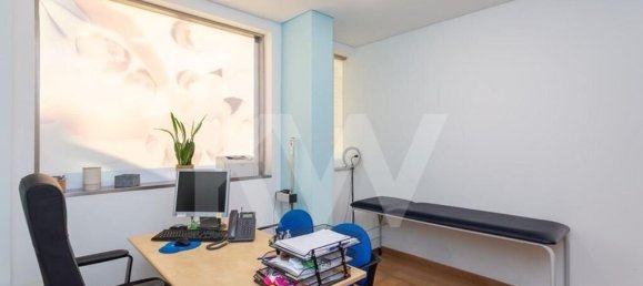 136m² Commercial property in Oeiras, Portugal No. 74078 20