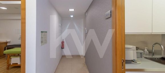 136m² Commercial property in Oeiras, Portugal No. 74078 4