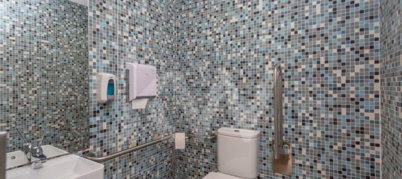 136m² Commercial property in Oeiras, Portugal No. 74078 11