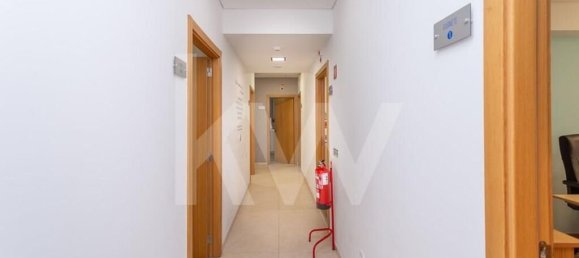 136m² Commercial property in Oeiras, Portugal No. 74078 18