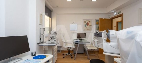 136m² Commercial property in Oeiras, Portugal No. 74078 15