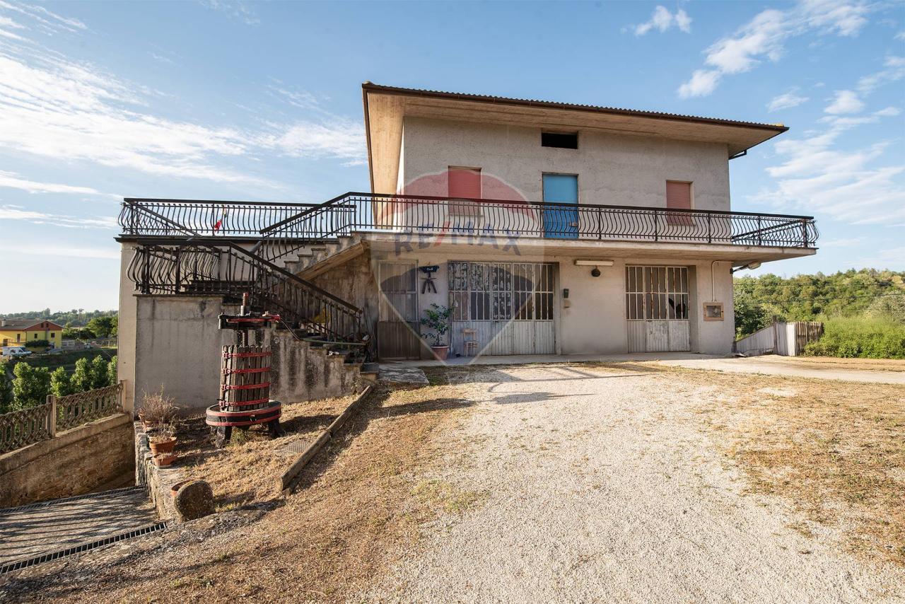 Casa de 8 habitaciónes en Apiro, Italy No. 1749