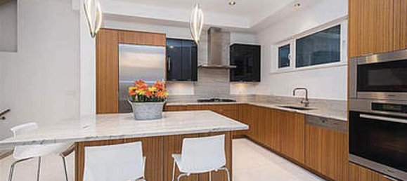 4 bedrooms House in British Columbia, Canada No. 208 3