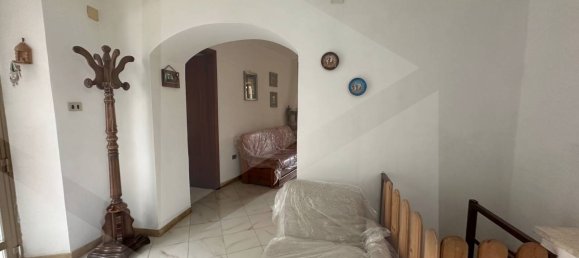 4 rooms House in Capistrello, Italy No. 18486 2