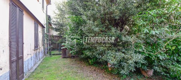 6 rooms House in Erba, Italy No. 15245 8