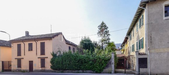6 rooms House in Erba, Italy No. 15245 2