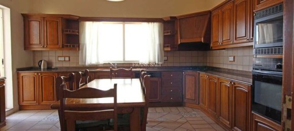 4 bedrooms Villa in Attard, Malta No. 3336 7