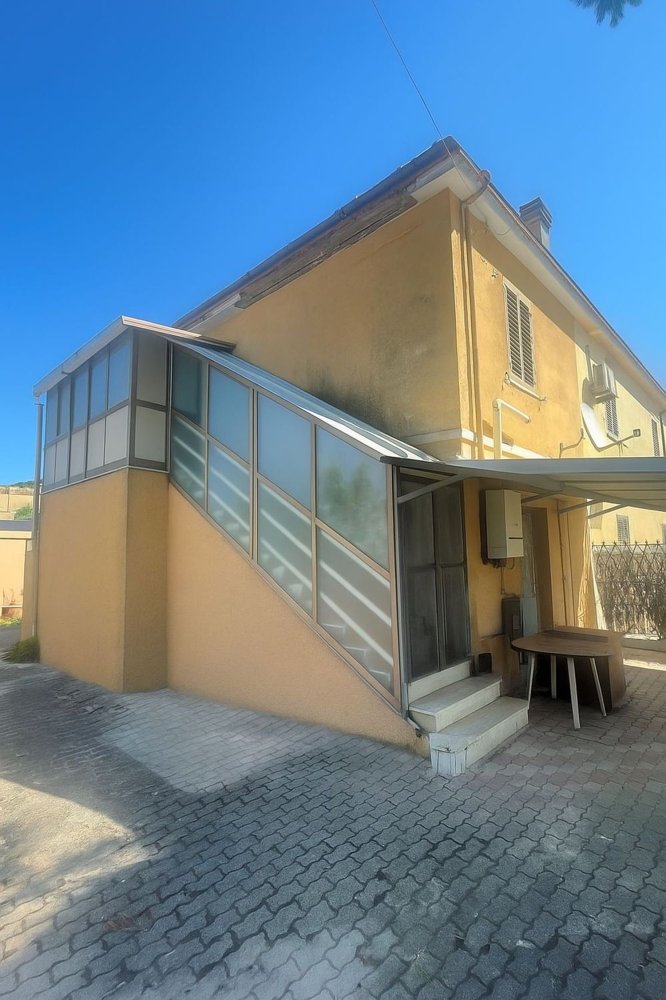 4 rooms House in Penne, Italy No. 323660