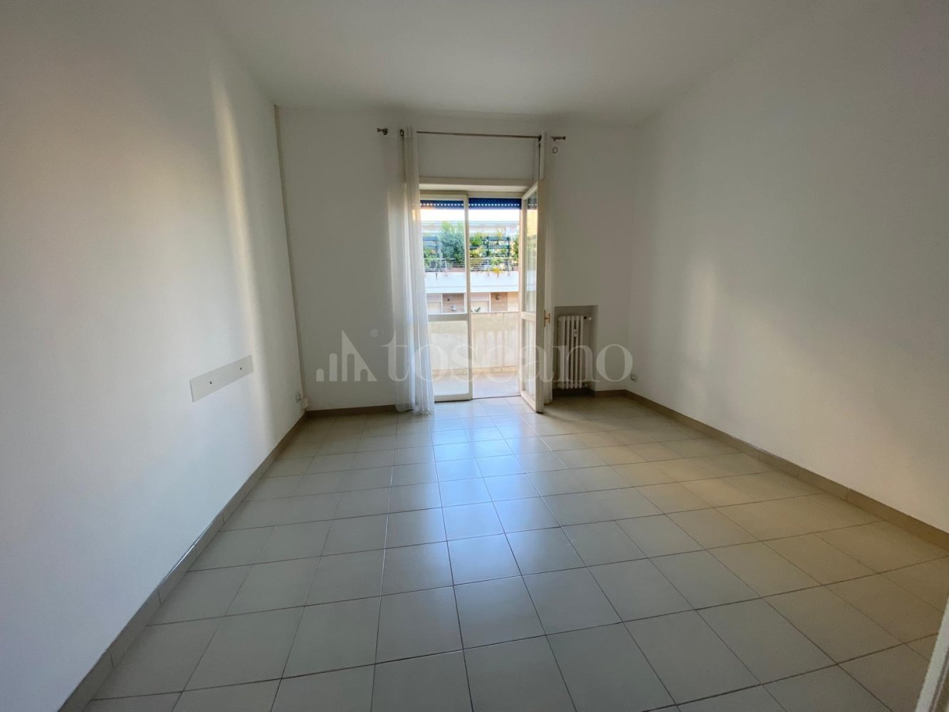6 rooms Apartment in Bari, Italy No. 385614