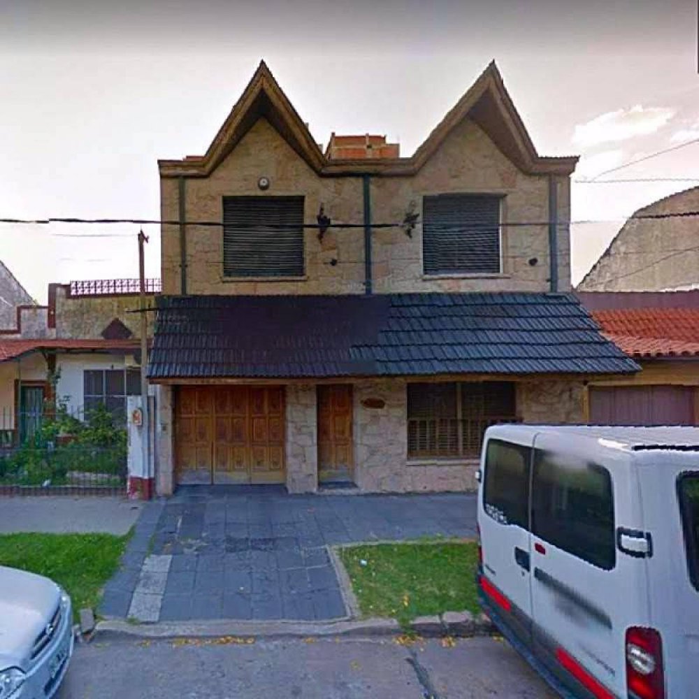 Casa de 4 dormitorios en Lanús, Argentina No. 3718