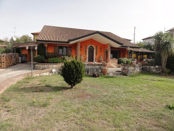 7 rooms Villa in Ceccano, Italy No. 89200