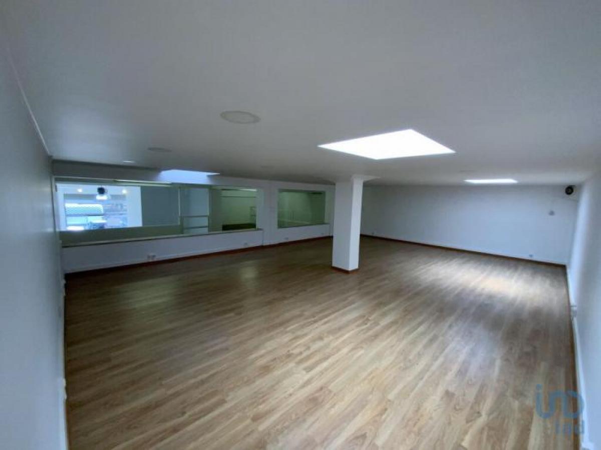 Laden in Lisbon, Portugal 236m², Nr. 8241