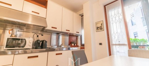 Apartamento de 2 dormitorios en Milan, Italy No. 352240 11