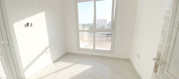 5 bedrooms Villa in Abu Dhabi, UAE No. 9212 7