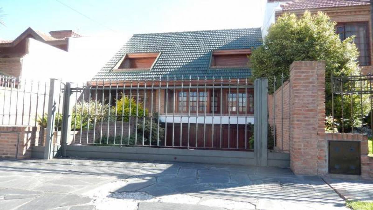 Дом с 4 спальнями в Кильмес, Аргентина № 10171