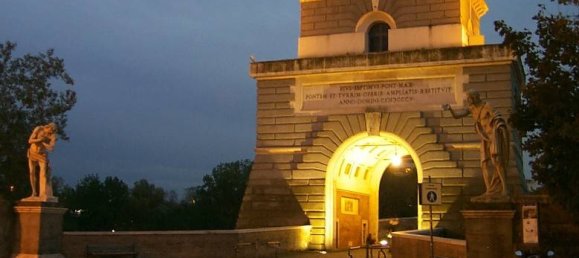 2 rooms Commercial property in Rome, Italy No. 205885 7