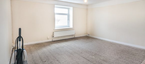  House in Neath, United Kingdom No. 1995 13