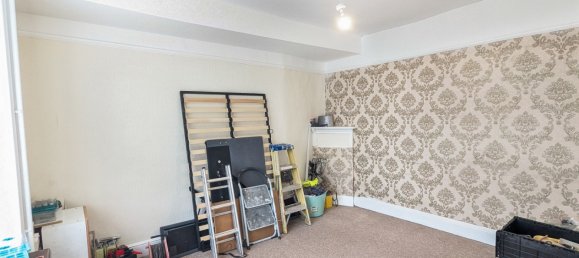  House in Neath, United Kingdom No. 1995 8