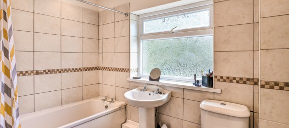  House in Neath, United Kingdom No. 1995 15