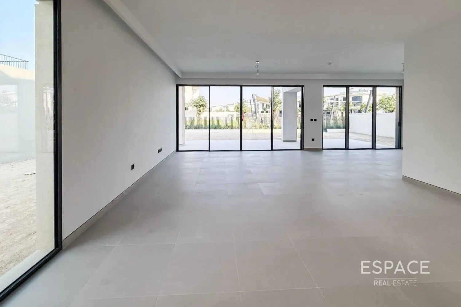 4 chambres villa à louer à Tilal Al Ghaf, Dubai, UAE № 106219
