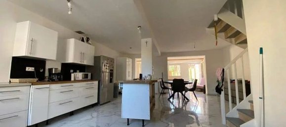 3 bedrooms House in Istres, France No. 338512 2