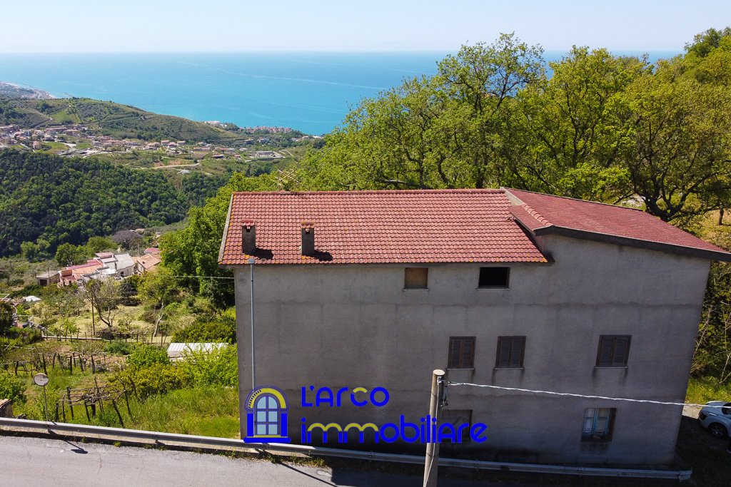 Edificio de 4 dormitorios en Cosenza, Italy No. 237968