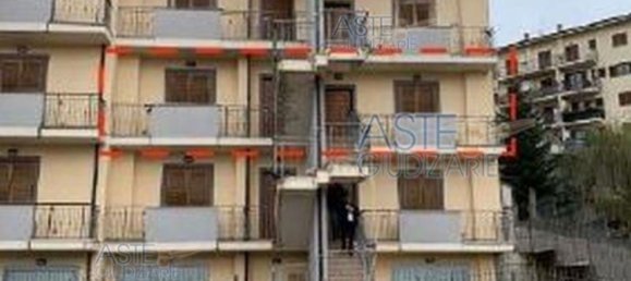 Дом с 11 комнатами в Фьюджи, Италия № 32233 5