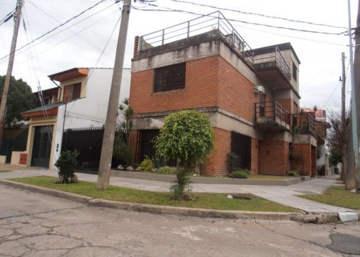 Дом с 3 спальнями в Морон, Аргентина № 59646