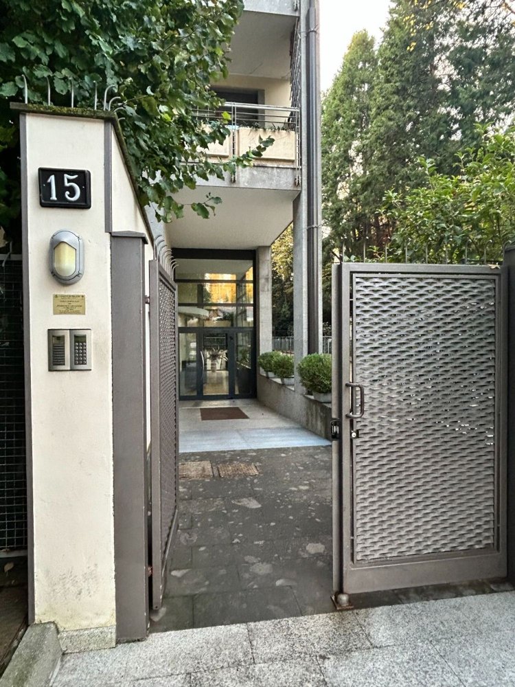 24m² Garage in Milan, Italy No. 381412