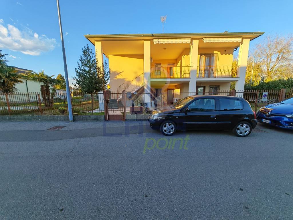 3 bedrooms Villa in Massalengo, Italy No. 237938