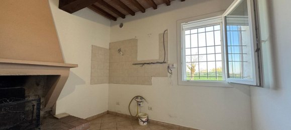 5 rooms House in Finale Emilia, Italy No. 38472 3