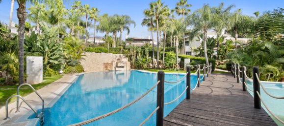 6 bedrooms Villa in Marbella, Spain No. 98966 2