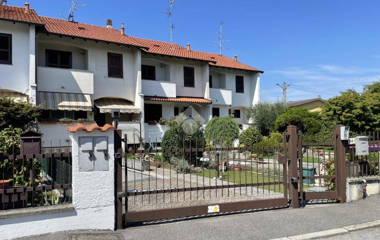3 bedrooms House in Fagnano Olona, Italy No. 360438