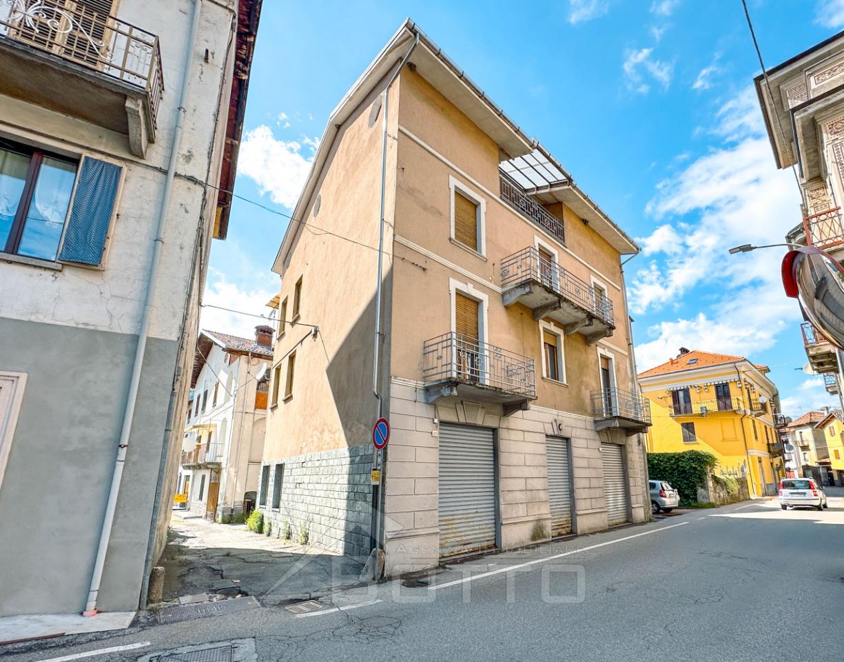 7 rooms Building in Quarona, Italy No. 230485