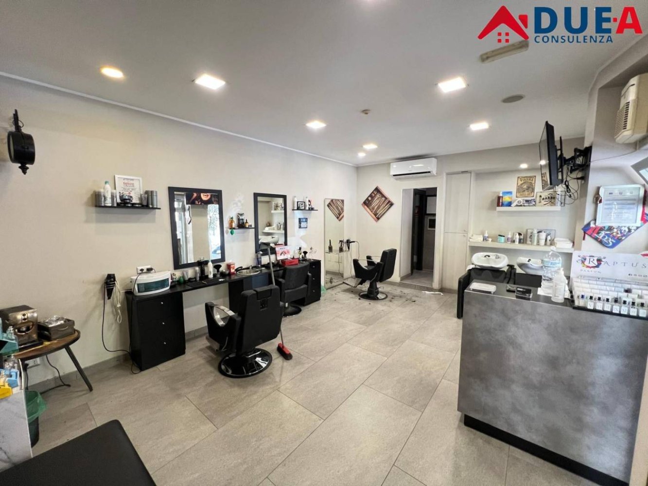 2 rooms Commercial property in Naples, Italy No. 258271