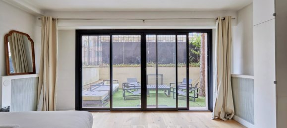 Studio in Paris, France No. 129949 4