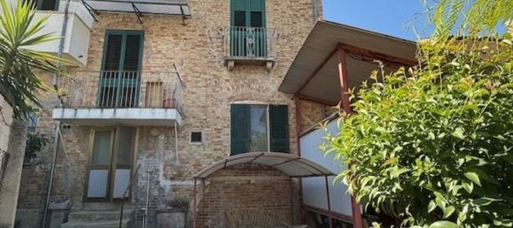 Дом с 7 комнатами в Торре де Пассери, Италия № 283464 32