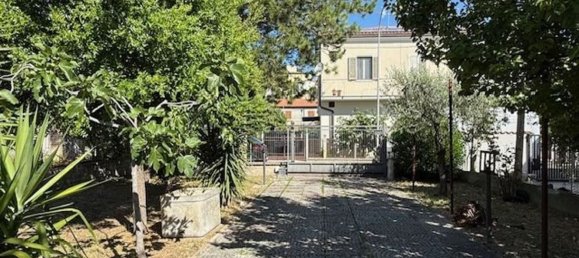 Дом с 7 комнатами в Торре де Пассери, Италия № 283464 3