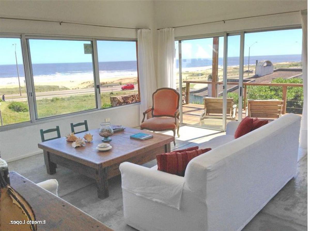 Casa de 4 dormitorios en Maldonado, Uruguay No. 8075