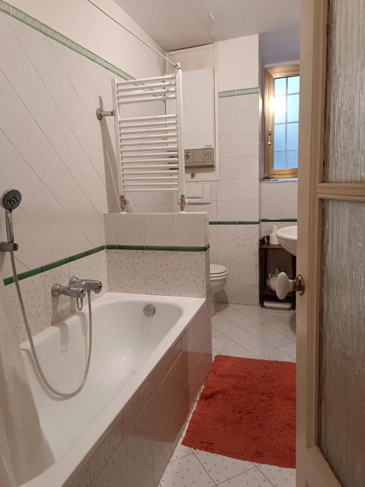 5 rooms Apartment in Rome, Italy No. 202619