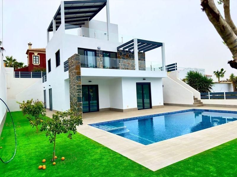 Вилла с 4 спальнями в Рохалес, Испания № 30562