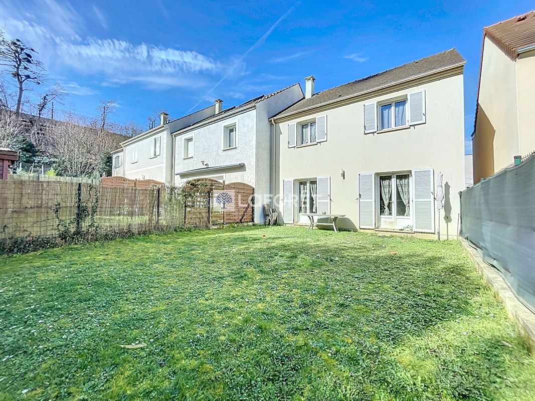 3 bedrooms House in Saint-Cyr-l'Ecole, France No. 181585