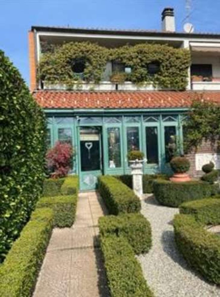 Квартира с 3 комнатами в Севезо, Италия № 181627