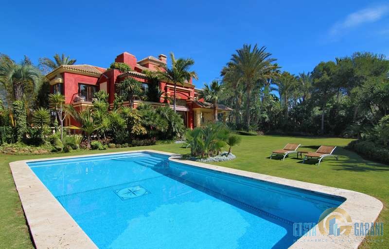5 bedrooms Villa in Marbella, Spain No. 9907
