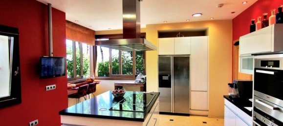 5 bedrooms Villa in Marbella, Spain No. 9907 8