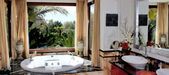 5 bedrooms Villa in Marbella, Spain No. 9907 7