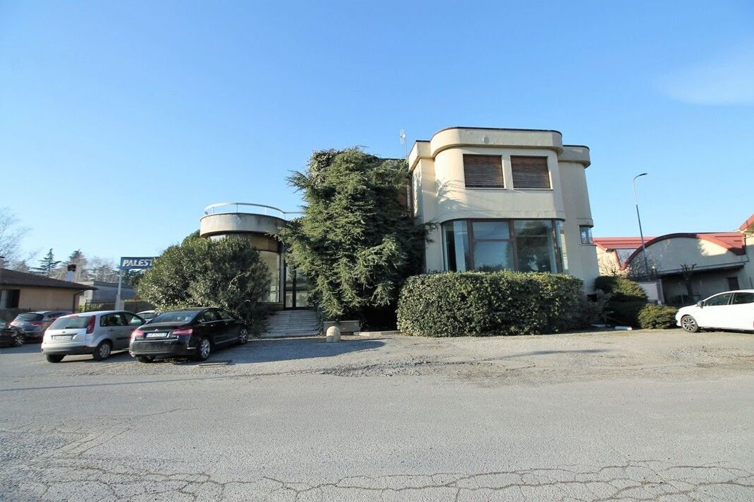 Bâtiment à Carate Brianza, Italy 2111m² No. 359763