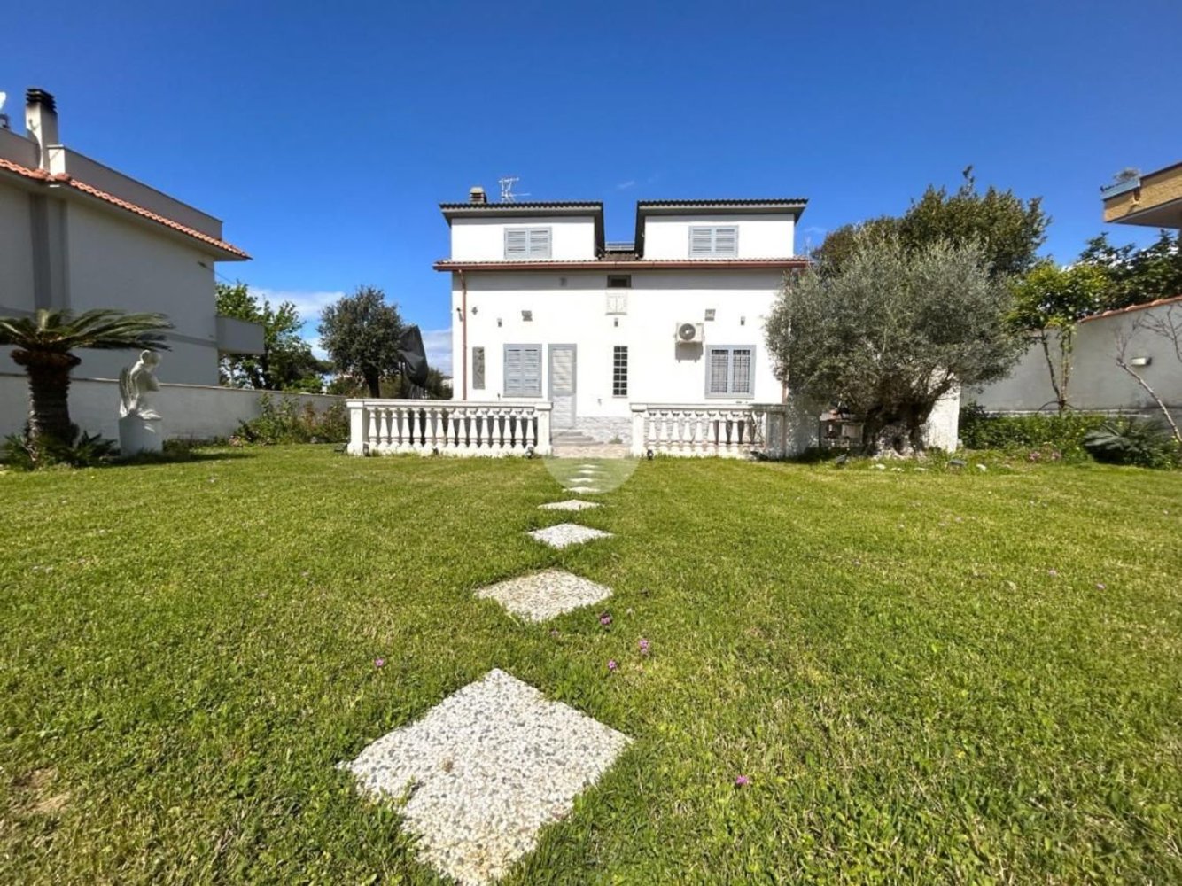 Villa de 6 habitaciónes en Anzio, Italy No. 96094