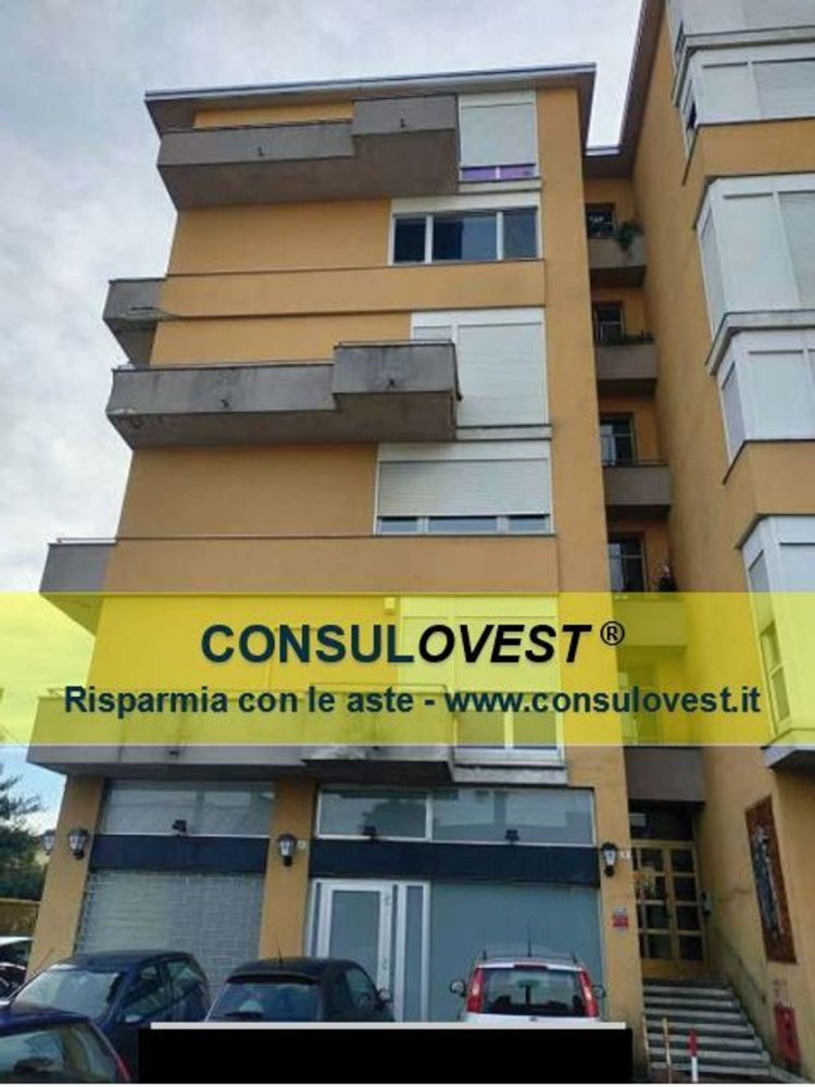 Apartamento de 4 divisões em Cardano al Campo, Italy N.º 3160