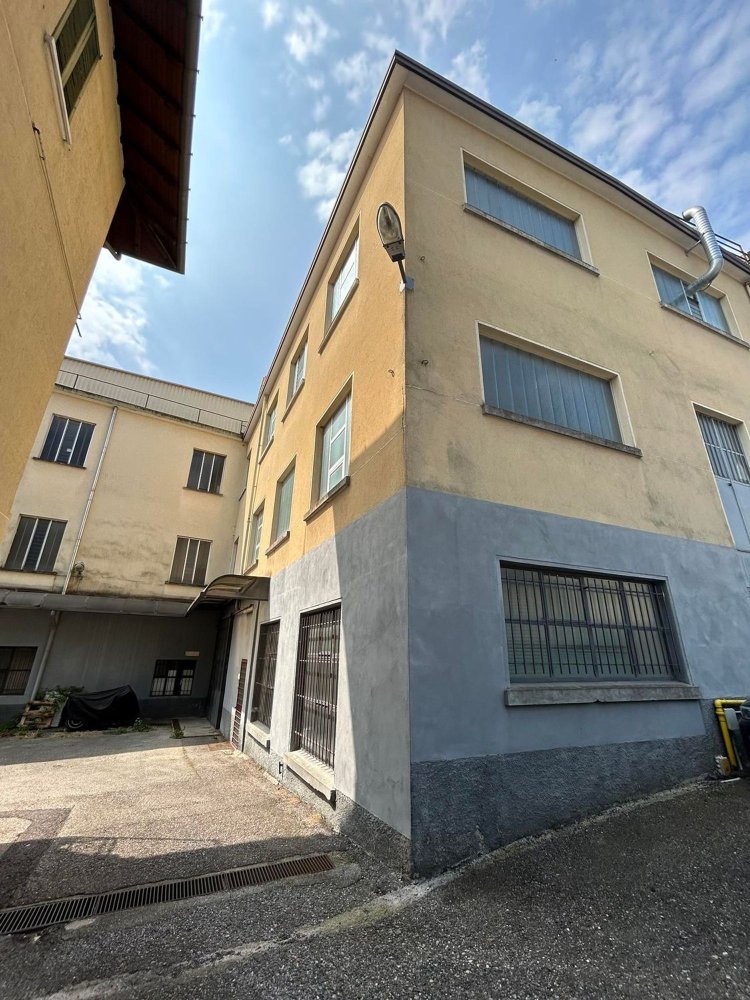 Almacén en Varese, Italy 678 m² No. 208545